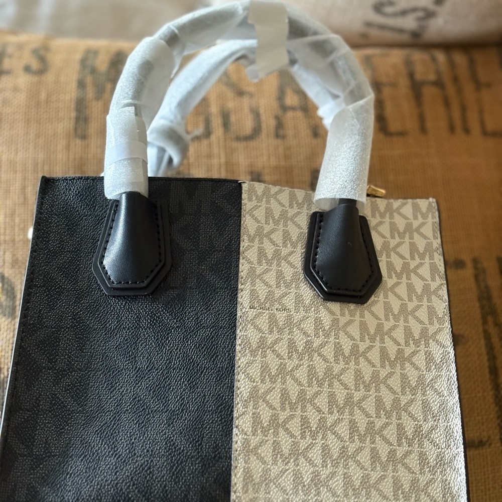NWT 💯Authentic Michael Kors Medium Two-Tone Logo Crossbody Bag in Black - Picture 2 of 8